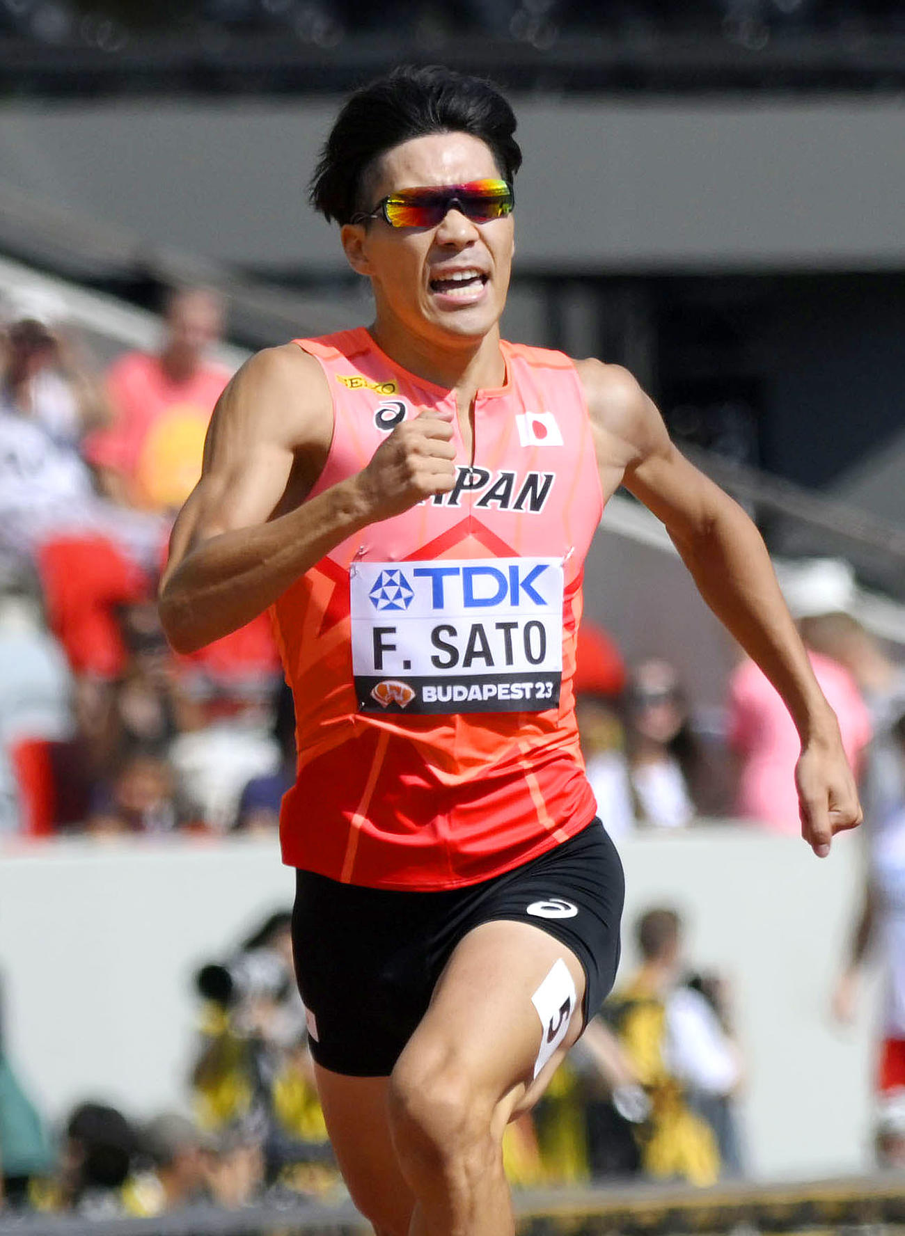 男子400メートル予選　力走する佐藤風（共同）