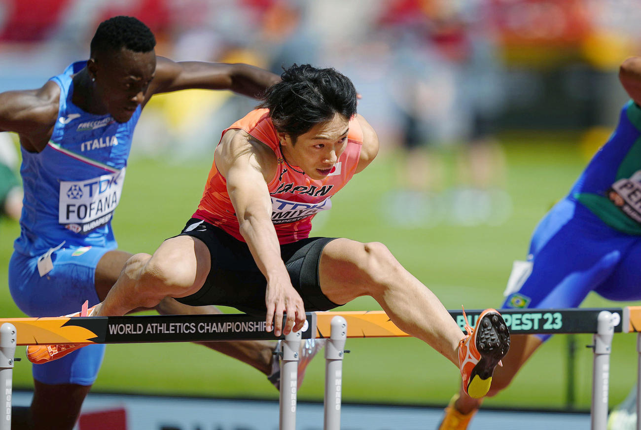 男子110メートル障害予選　力走する泉谷（共同）