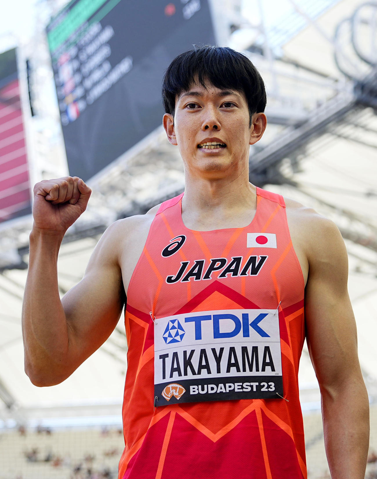 男子110メートル障害で準決勝進出を決め、ポーズをとる高山峻野（共同）