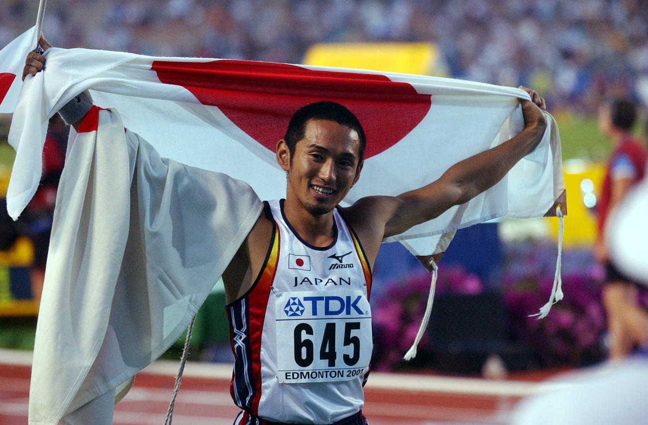 01年8月、世界陸上エドモントン大会　400メートル障害決勝　為末大は日の丸を持ってトラックを1周