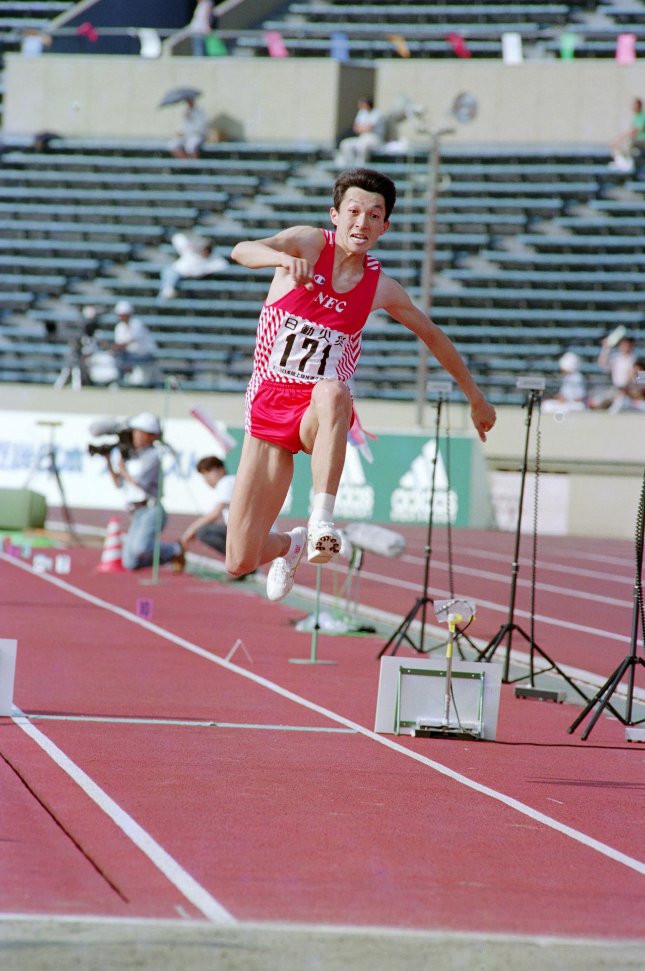 91年6月、日本選手権で力強い跳躍を見せる山下訓史