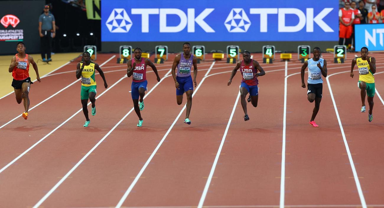 男子100m決勝で6位のサニブラウン（左端）（ロイター）