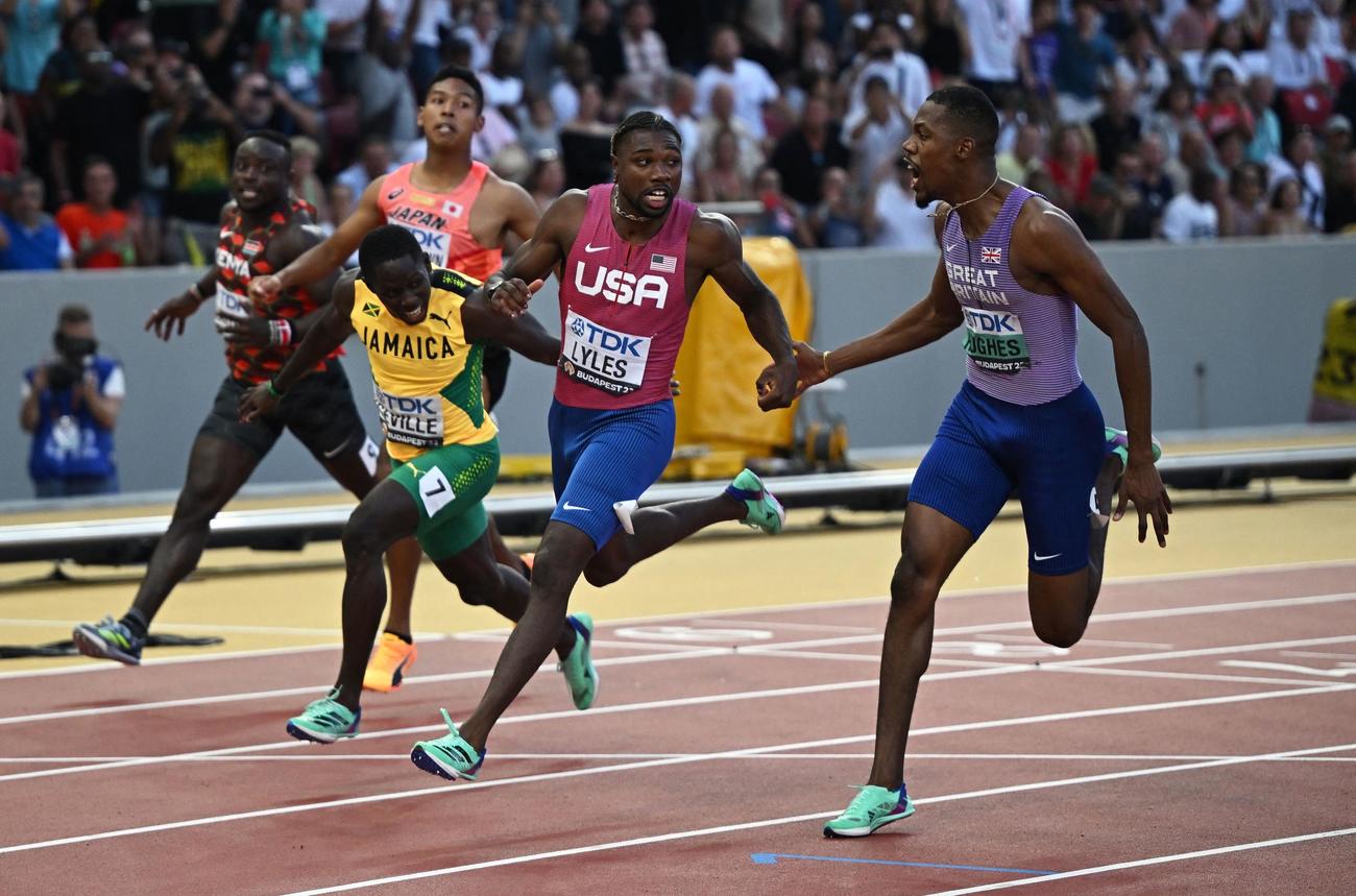 男子100m決勝で6位のサニブラウン（左から2人目）（ロイター）