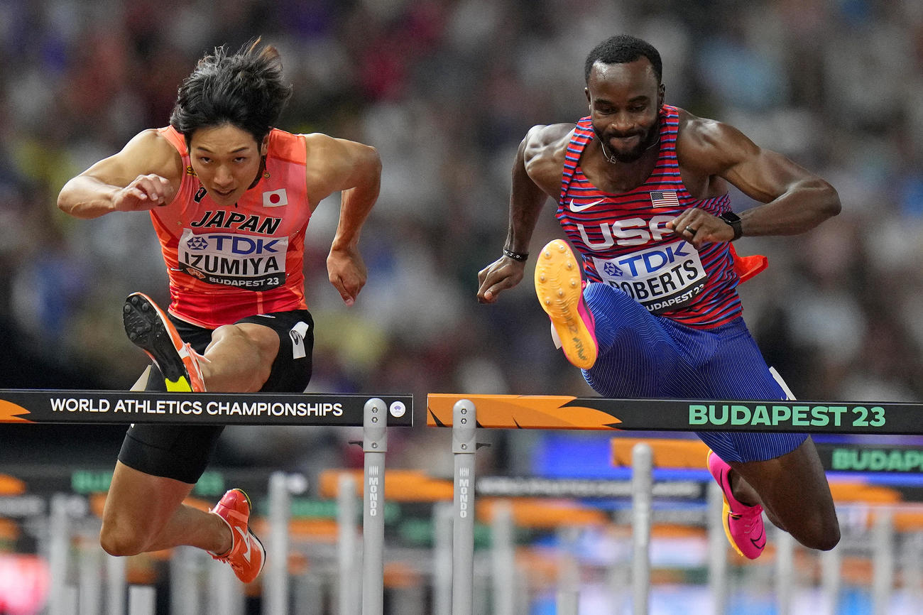 男子110m障害の準決勝を堂々の1組1着で突破、日本勢初の決勝進出を成し遂げた泉谷駿介（左＝AP）