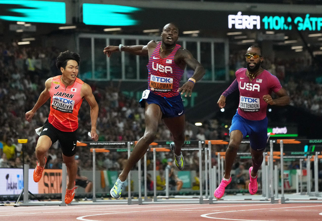 男子110m障害決勝で5位入賞を果たした泉谷駿介（左＝ロイター）