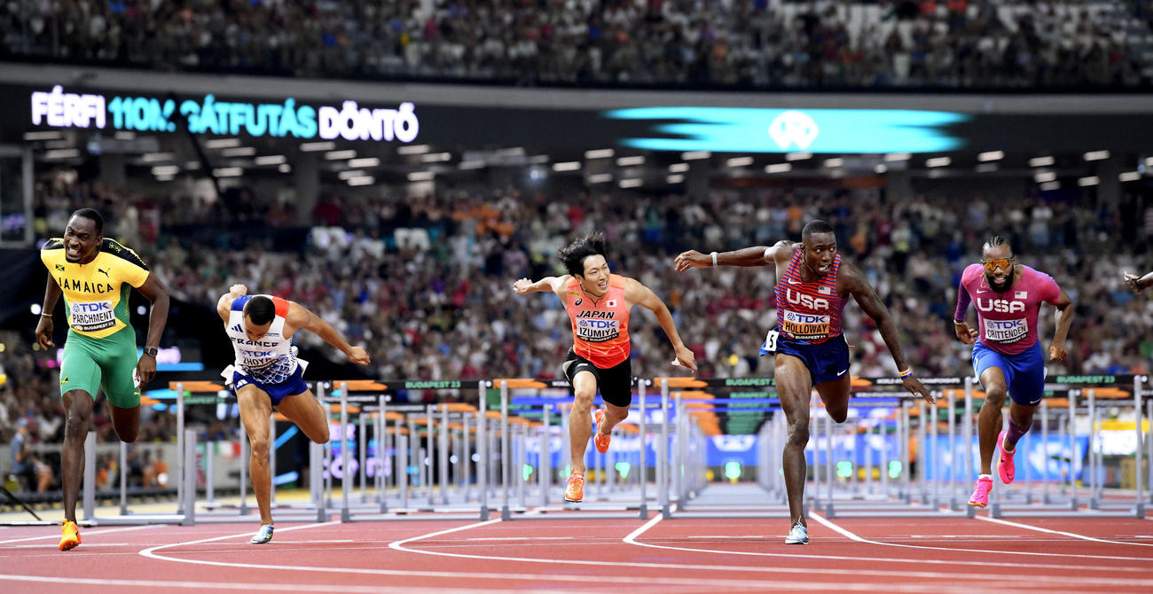 男子110 メートル 障害決勝　5位でゴールする泉谷駿介（中央）。右から2人目は優勝したグラント・ホロウェー（共同）