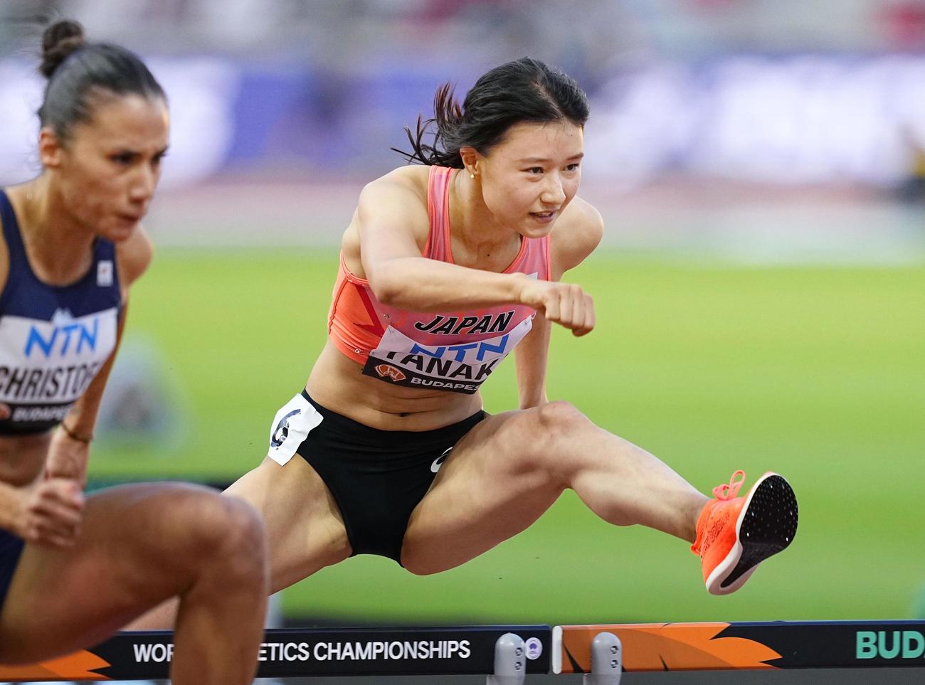 女子100 メートル障害予選　力走する田中佑美（共同）