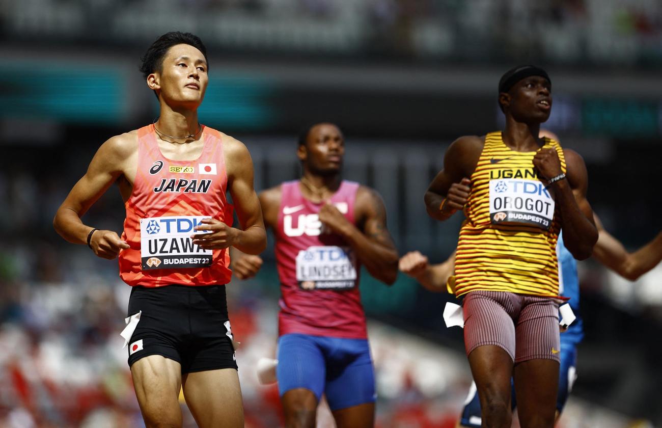 男子200メートル予選に出場した鵜沢飛羽（左＝ロイター）