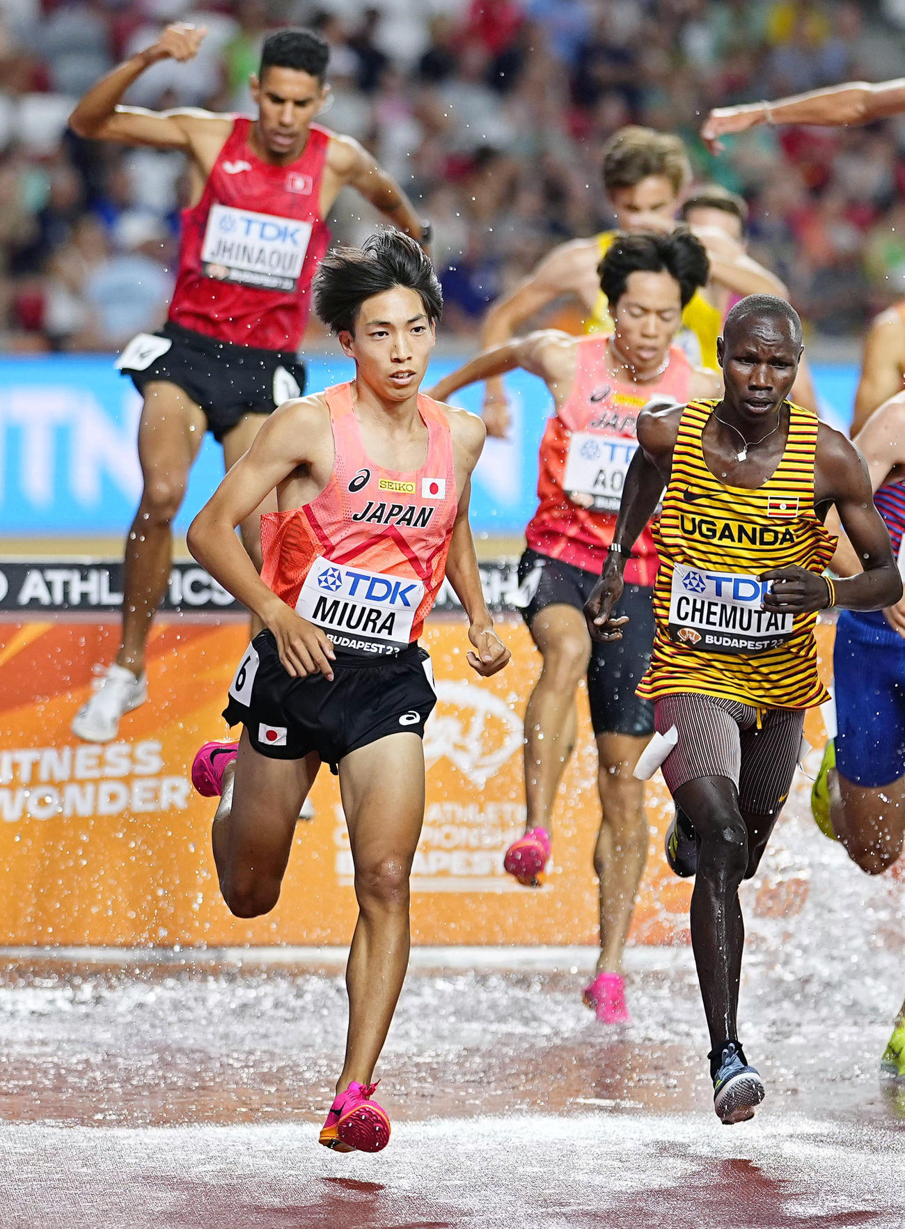 男子3000メートル障害決勝　水濠を越える三浦（手前）。右から2人目は青木（共同）