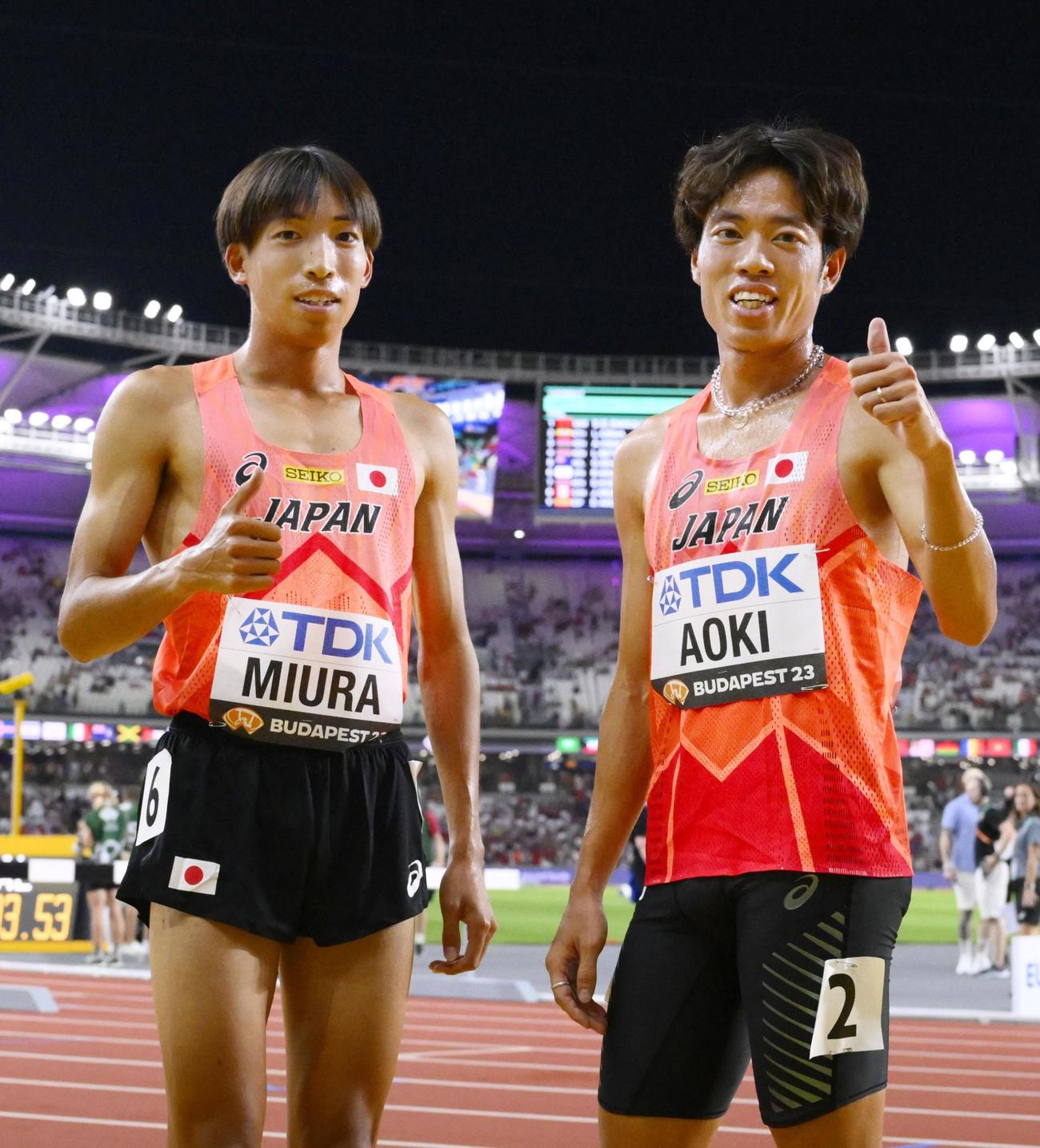 男子3000メートル障害で6位入賞し、ポーズをとる三浦（左）。右は14位の青木（共同）