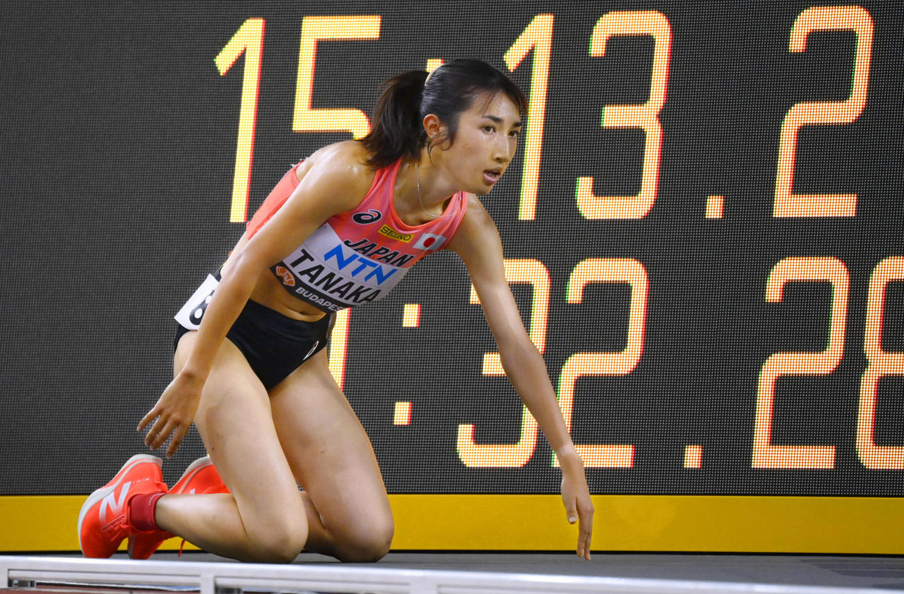 女子5000メートル予選　14分37秒98の日本新記録でゴールし倒れ込む田中希実（共同）