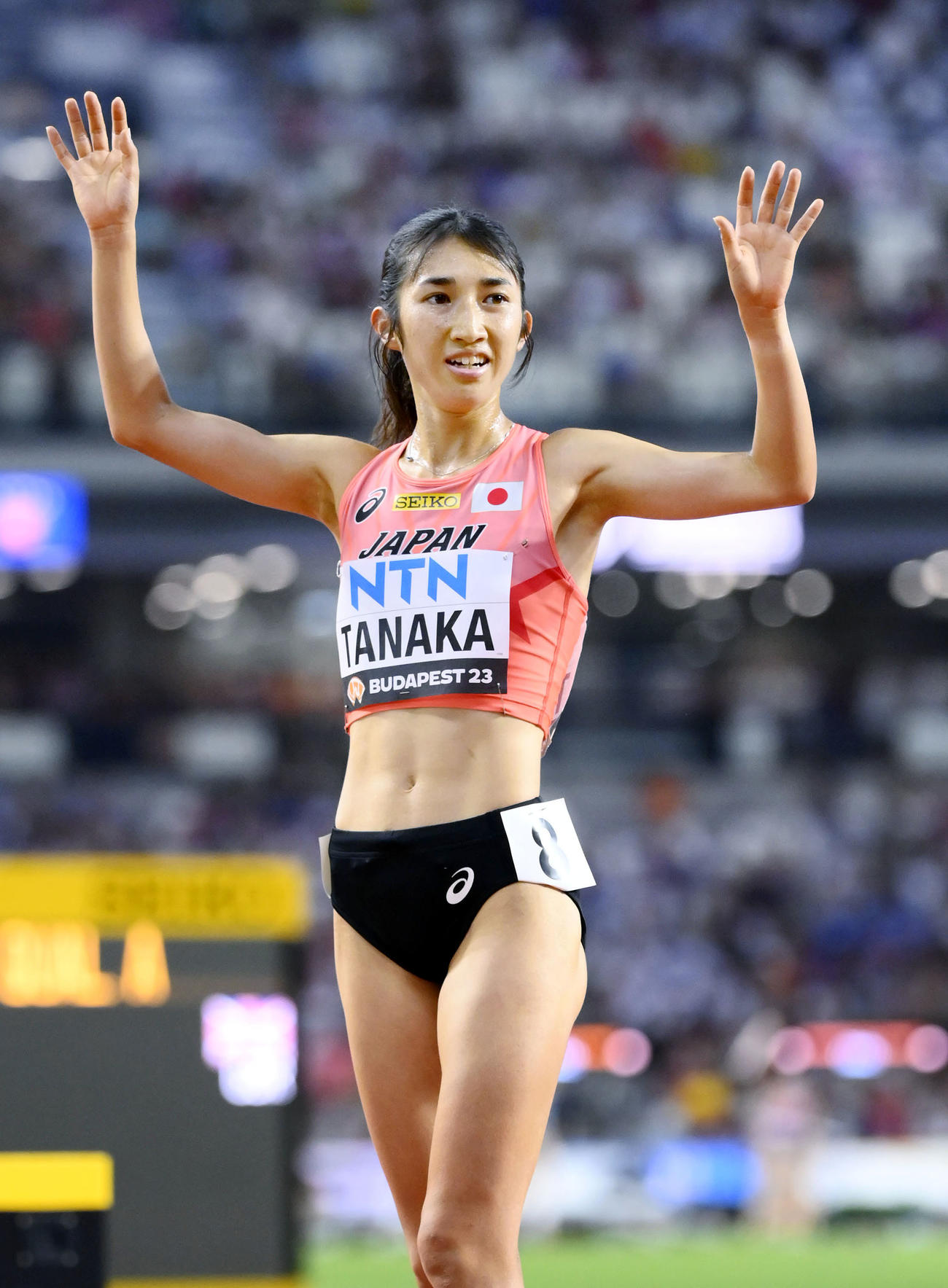 女子5000メートル予選　14分37秒98の日本新記録で決勝進出を決め、声援に応える田中希実（共同）