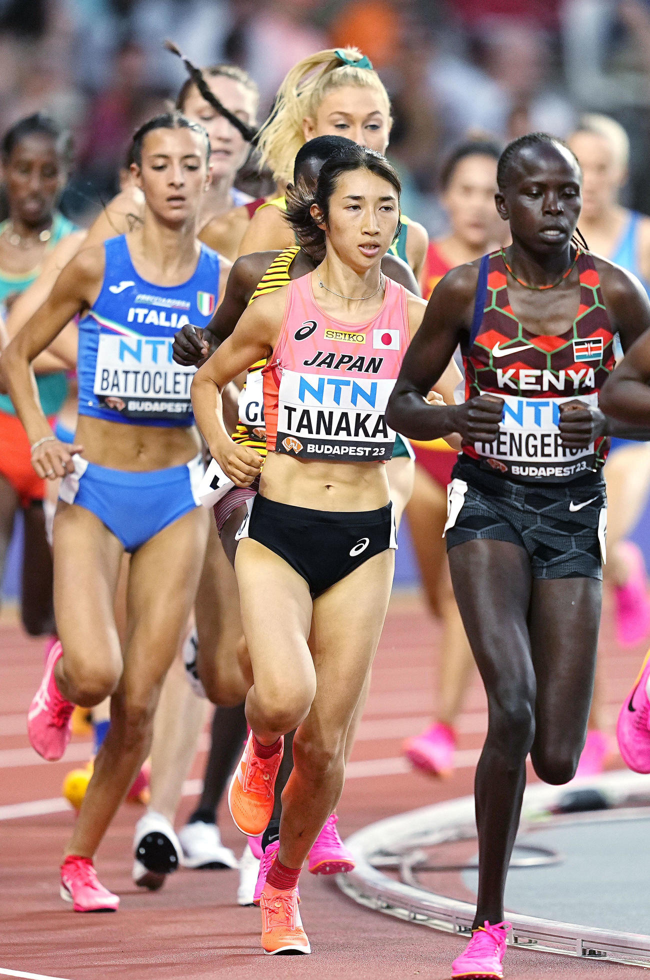 女子5000メートル予選　14分37秒98の日本新記録で決勝進出を決めた田中希実（右から2人目（共同）