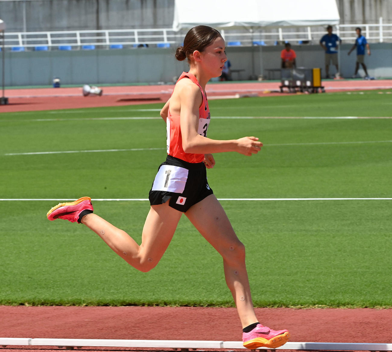 女子1500メートルでスタートするドルーリー朱瑛里（撮影・前岡正明）