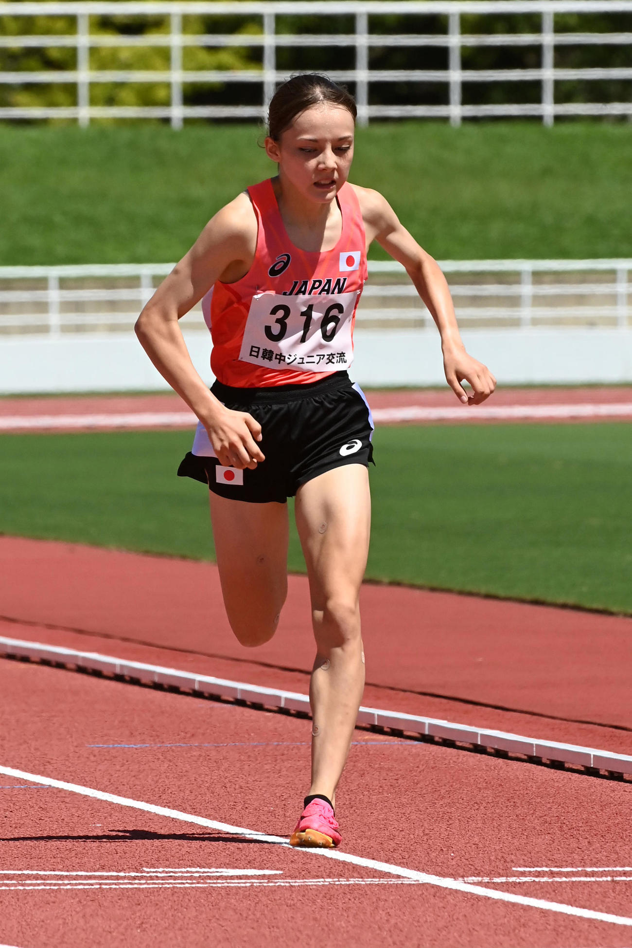 女子1500メートルで二位以下に大差をつけ優勝したドルーリー朱瑛里（撮影・前岡正明）