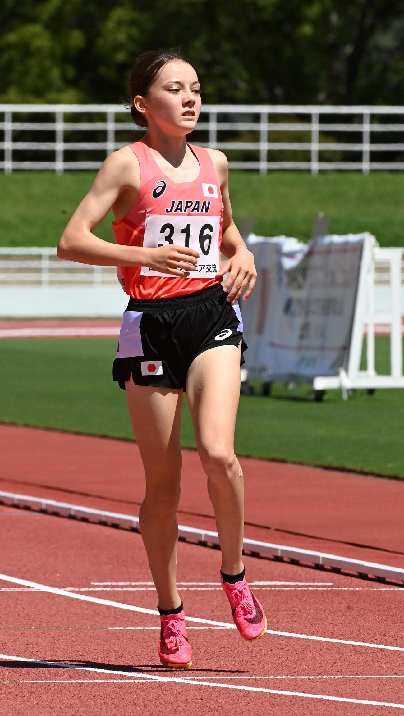 女子1500メートルで二位以下に大差をつけ優勝したドルーリー朱瑛里（撮影・前岡正明）