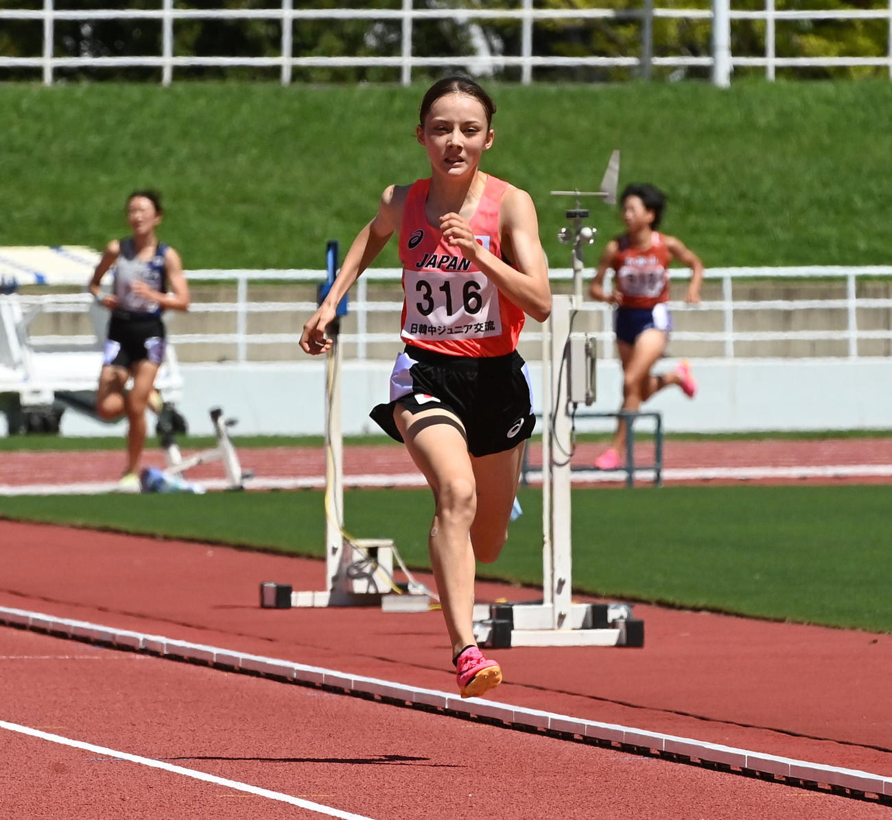 女子1500メートルで二位以下に大差をつけ優勝したドルーリー朱瑛里（撮影・前岡正明）