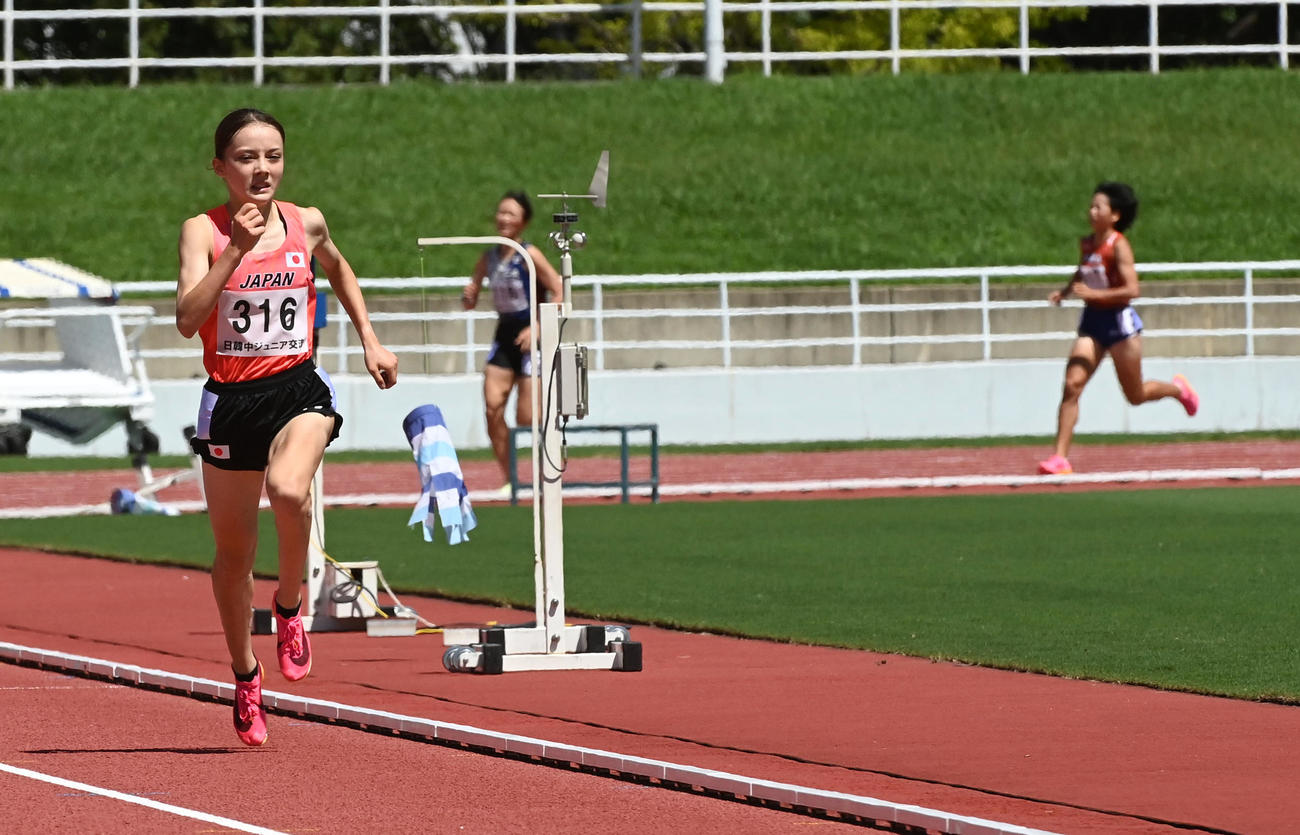 女子1500メートルで二位以下に大差をつけ優勝したドルーリー朱瑛里（撮影・前岡正明）