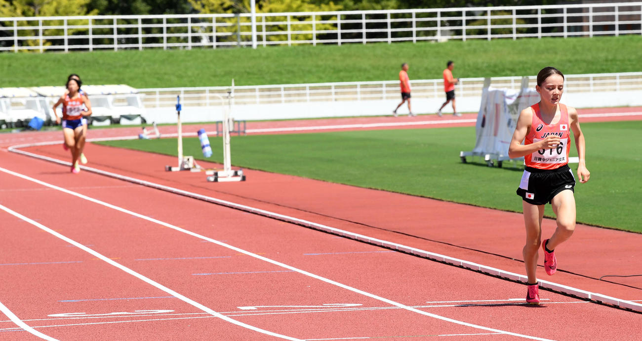 女子1500メートルで力走するドルーリー朱瑛里（撮影・前岡正明）