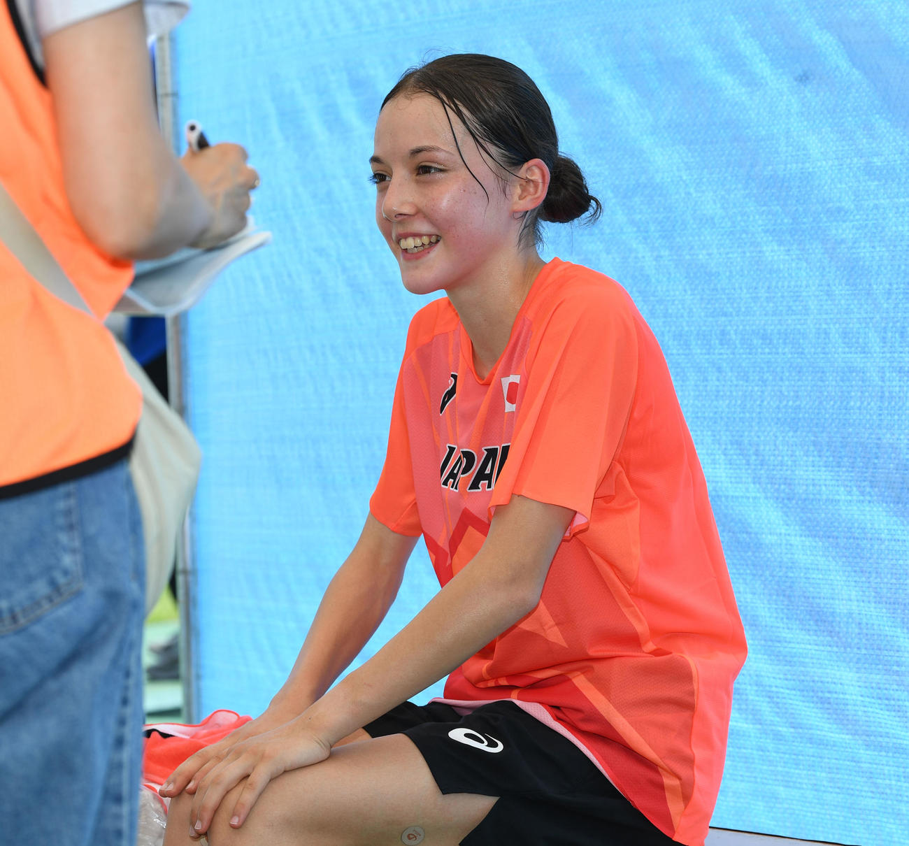 女子1500メートルで優勝、笑顔で記者の質問に答えるドルーリー朱瑛里（撮影・前岡正明）