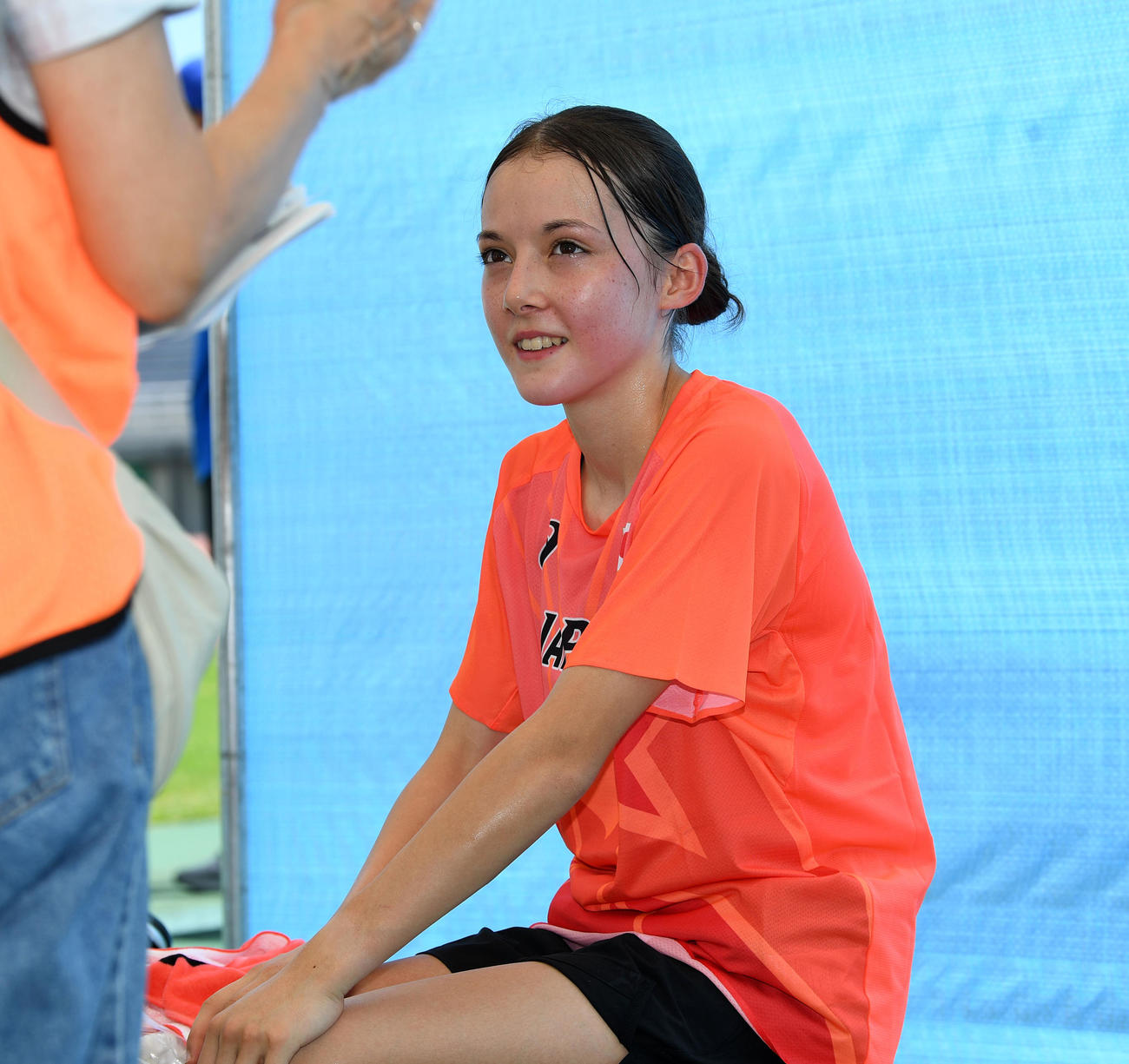 女子1500メートルで優勝、笑顔で記者の質問に答えるドルーリー朱瑛里（撮影・前岡正明）