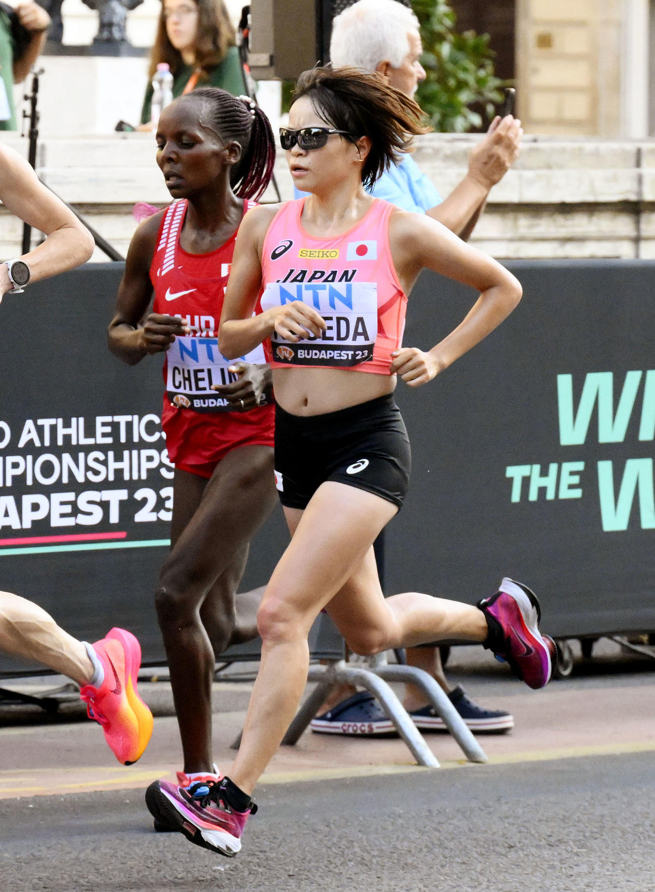 女子マラソン　14キロ付近を力走する加世田梨花（共同）
