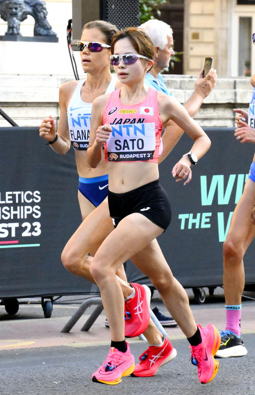 女子マラソン　14キロ付近を力走する佐藤早也伽（手前）（共同）