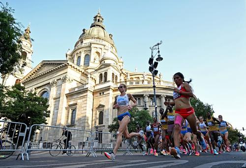 女子マラソンを戦う選手たち（ロイター）