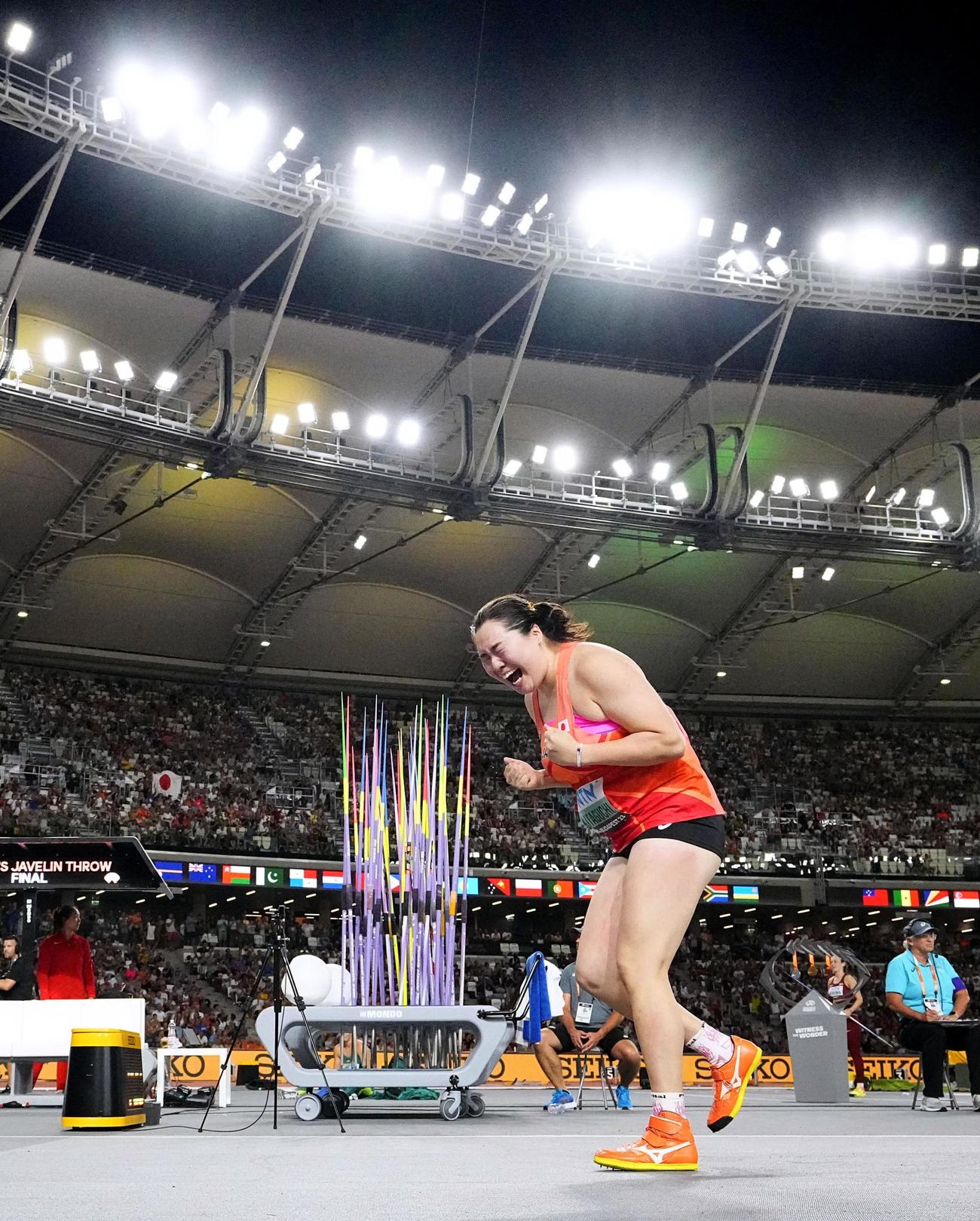 女子やり投げ決勝　6投目で66メートル73をマークし喜ぶ北口榛花。金メダルを獲得した（共同）