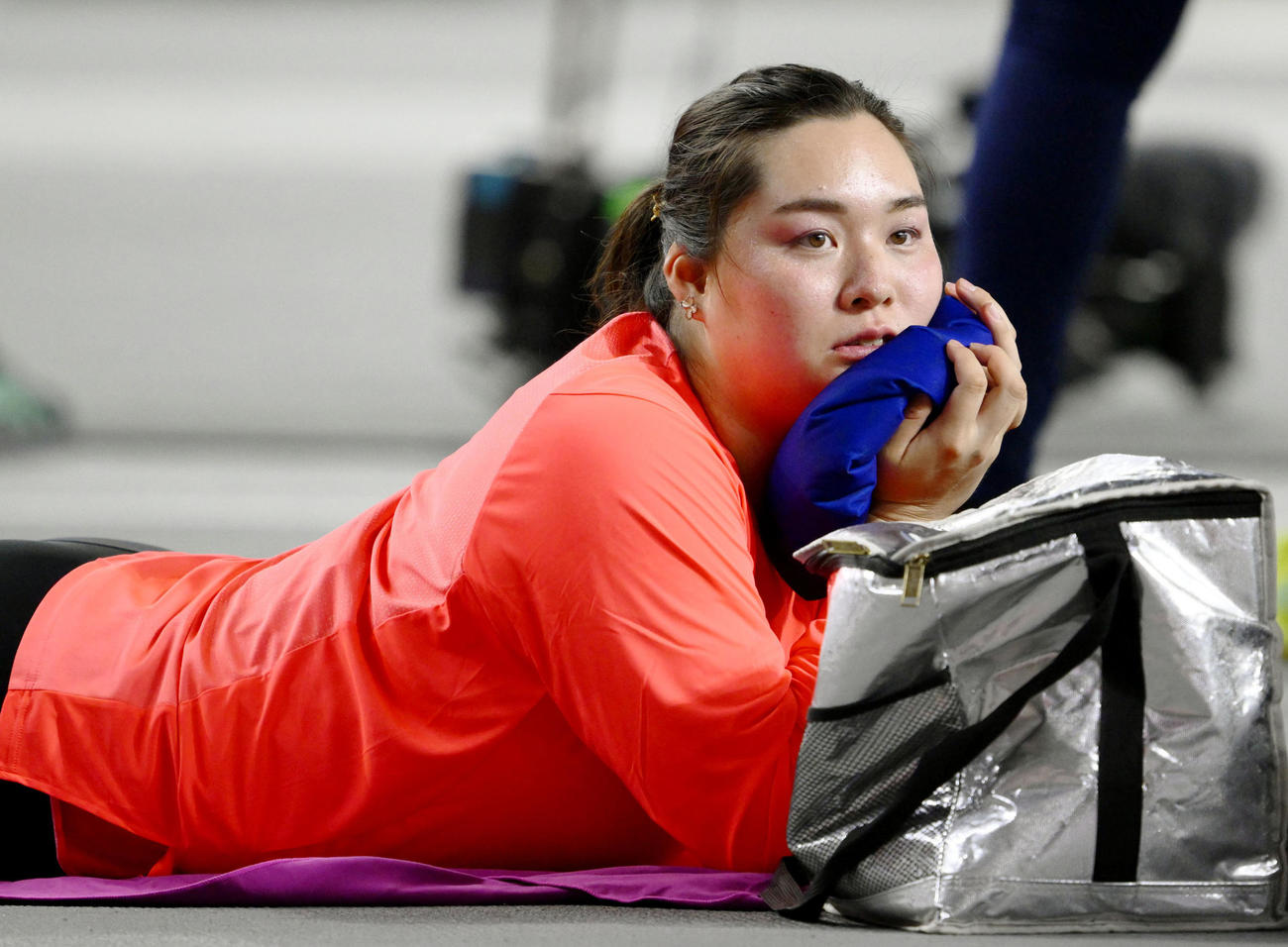 女子やり投げ決勝の競技開始を待つ北口榛花（共同）