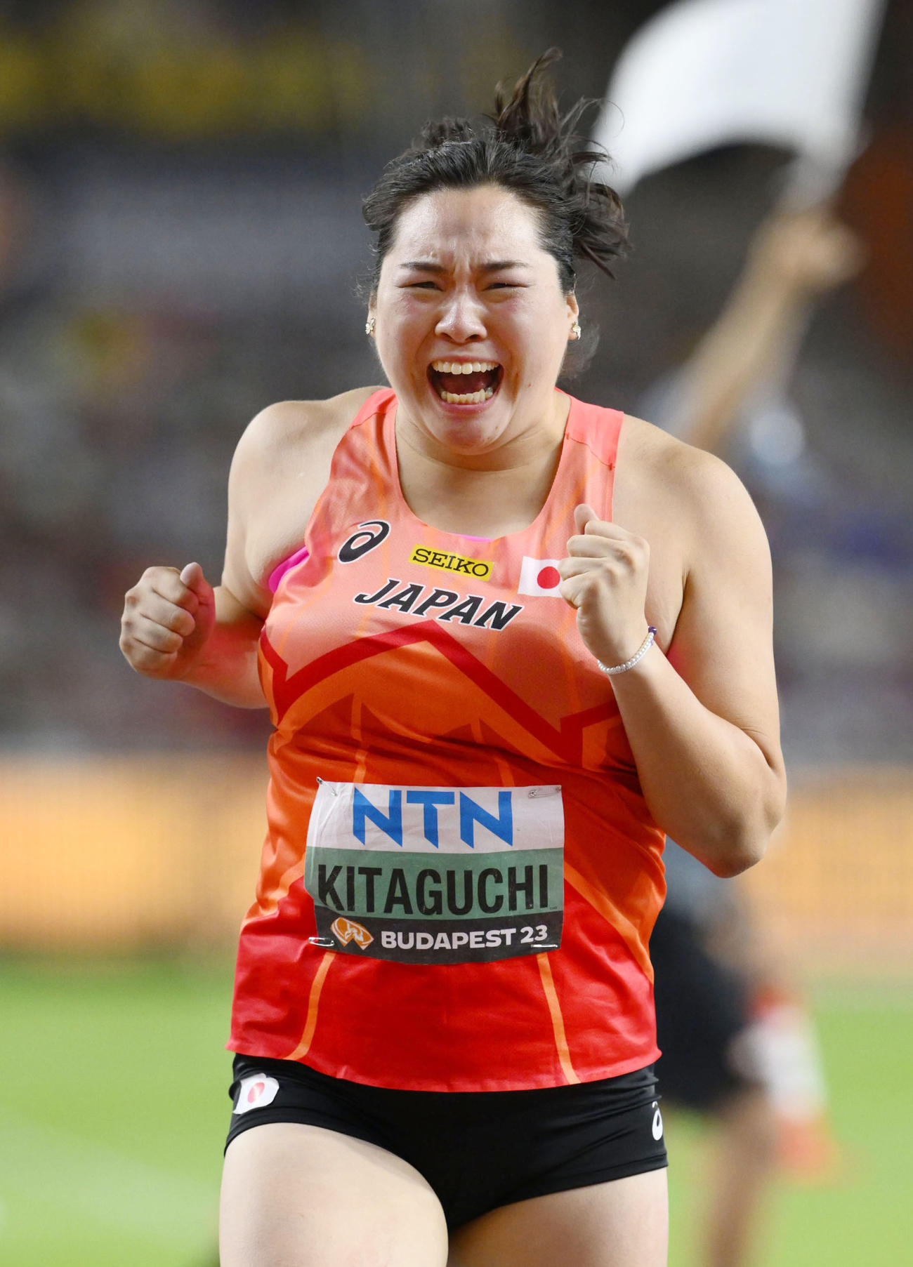 女子やり投げ決勝　6投目で66メートル73をマークし喜ぶ北口榛花。金メダルに輝いた（共同）