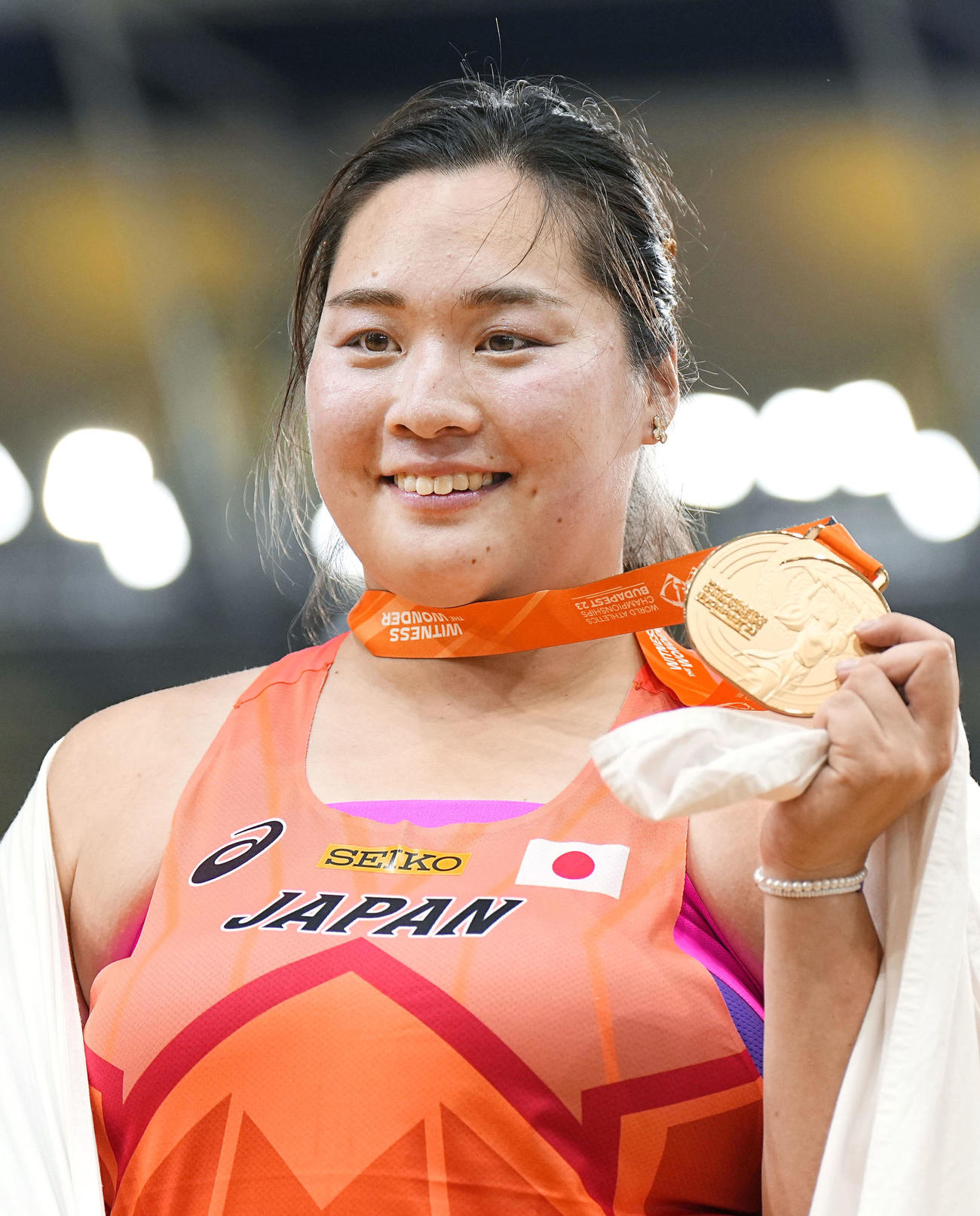 陸上の世界選手権女子やり投げで優勝し、金メダルを掲げる北口榛花（共同）