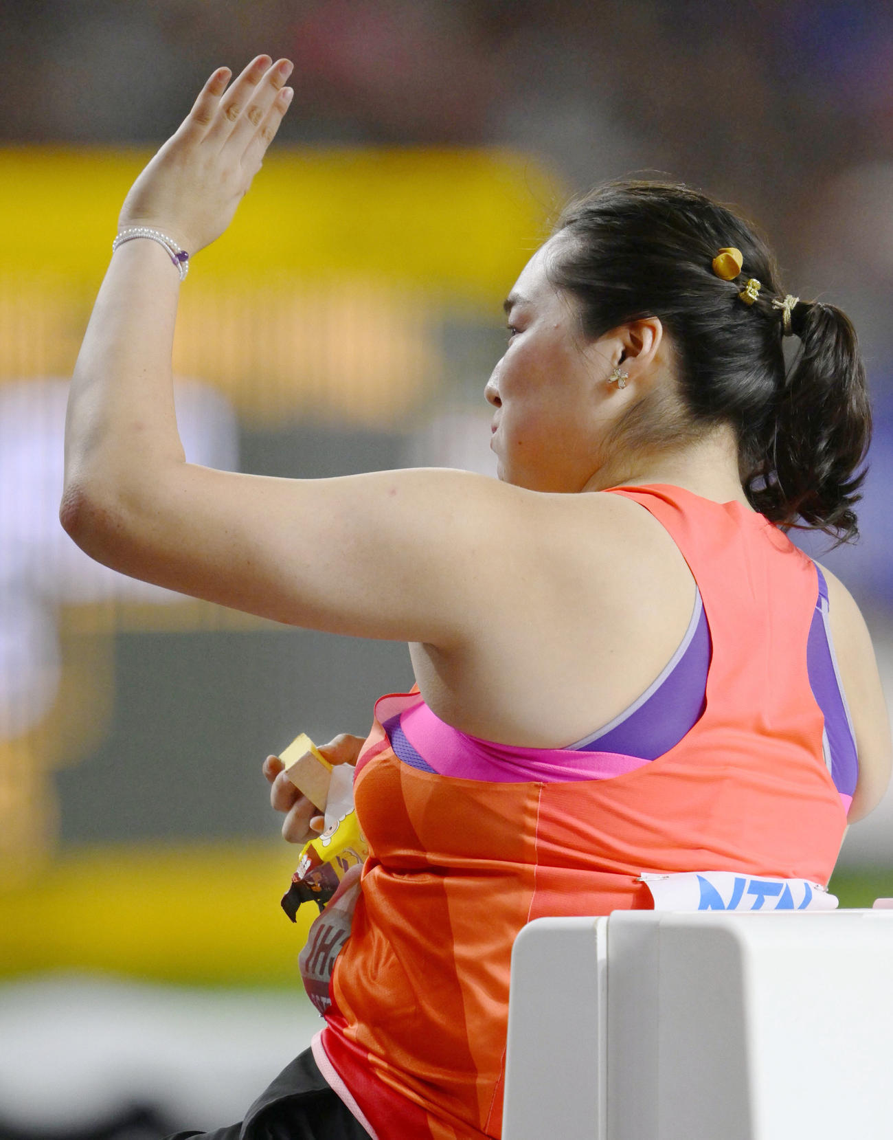 女子やり投げ決勝の競技の合間、カステラを食べる北口榛花（共同）