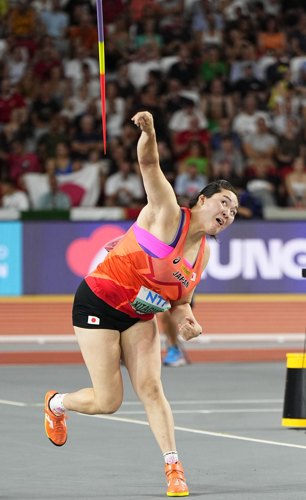 女子やり投げ決勝　金メダルを獲得した北口榛花（共同）