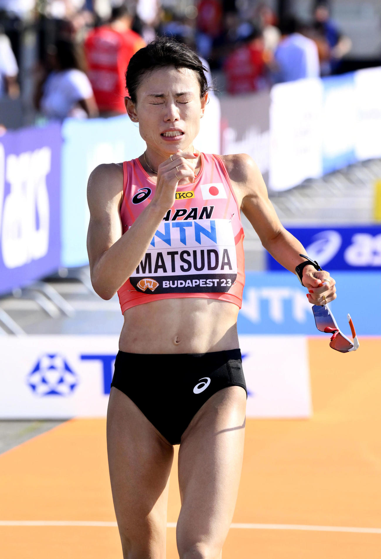 女子マラソン　13位でゴールした松田瑞生＝ブダペスト（共同）