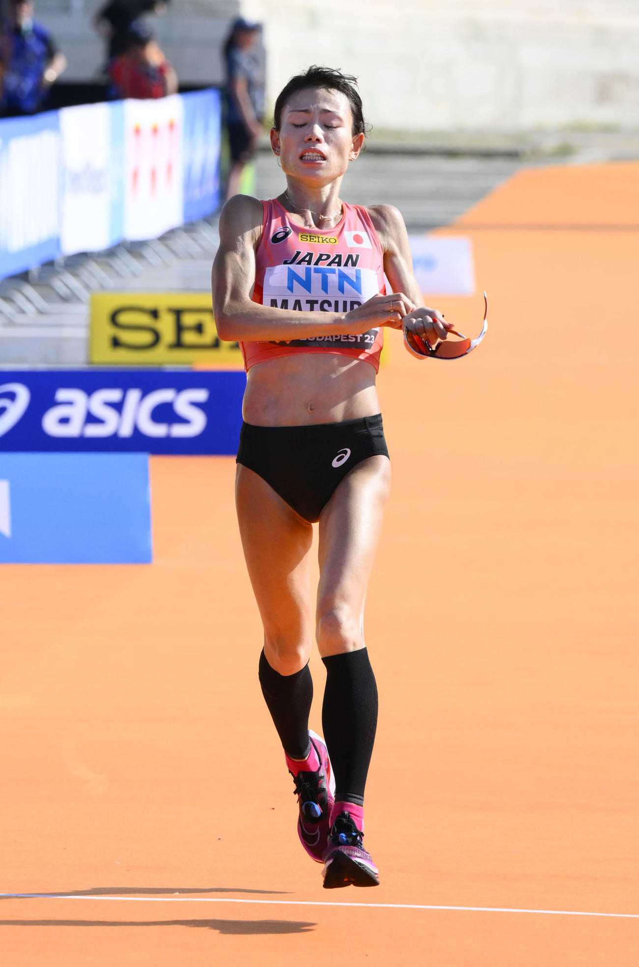 女子マラソン　13位でゴールする松田瑞生＝ブダペスト（共同）
