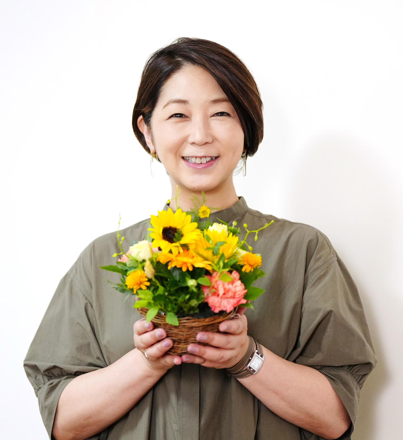 金メダルを獲得した北口榛花を祝福するフリーアナウンサーの中井美穂（撮影・江口和貴）