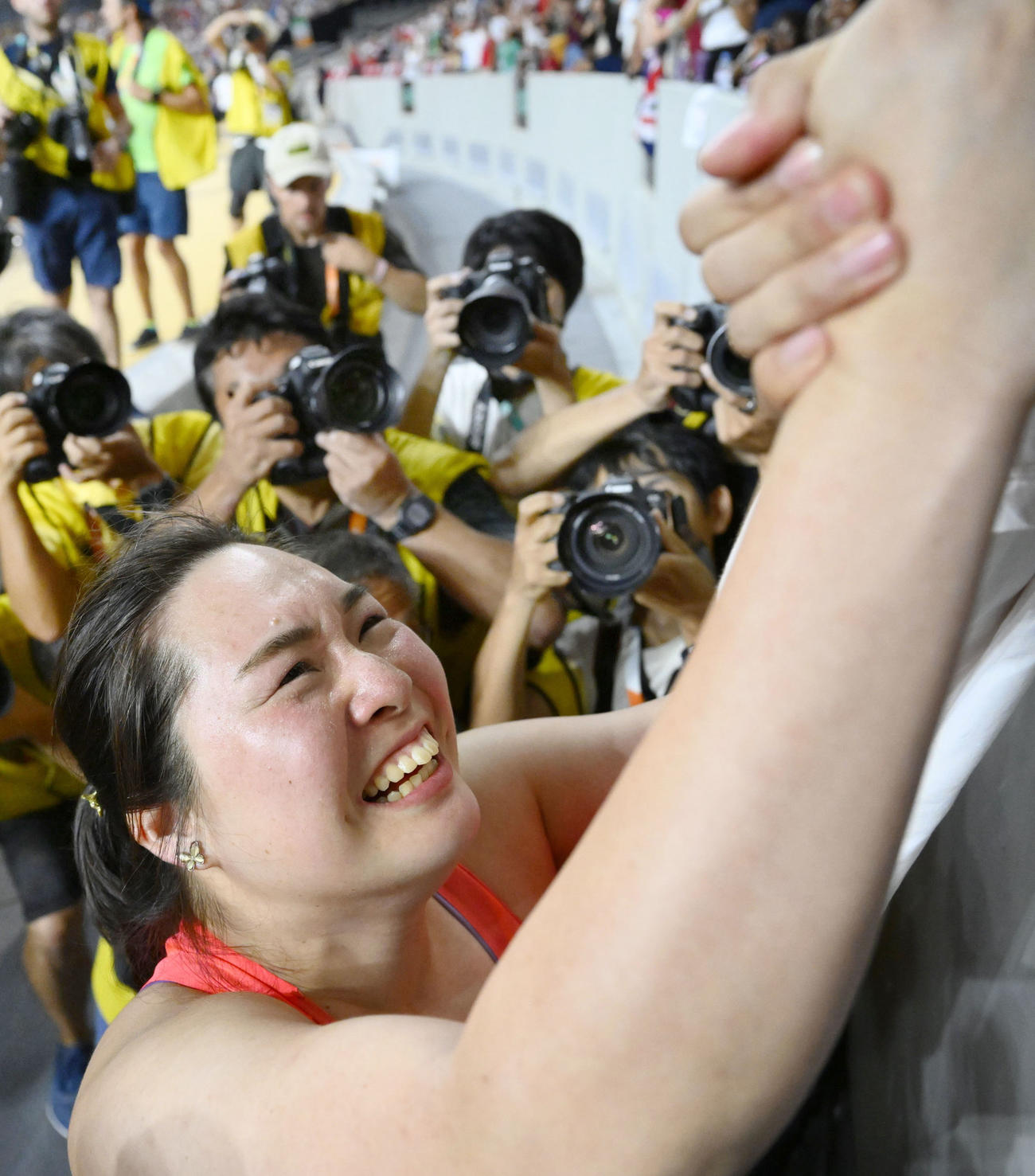 女子やり投げで優勝し喜ぶ北口榛花（共同）