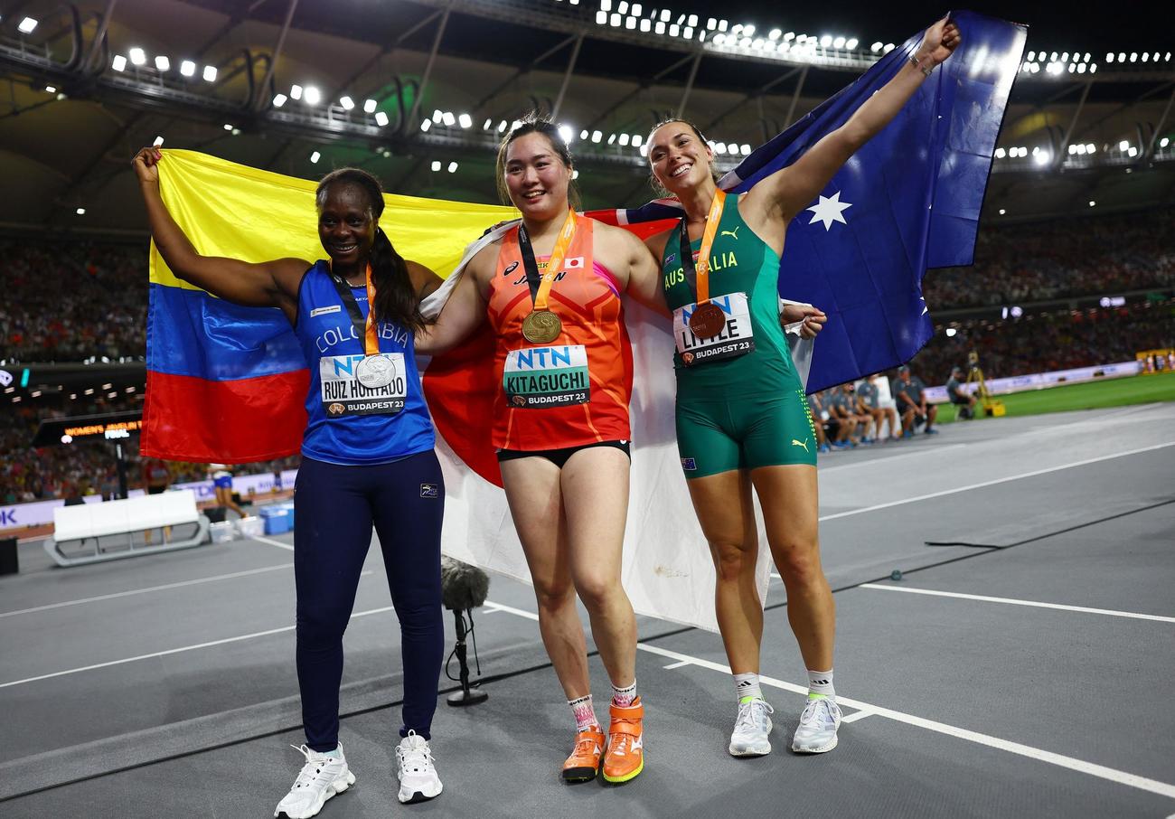 金メダルを獲得した北口榛花（中央）（ロイター）