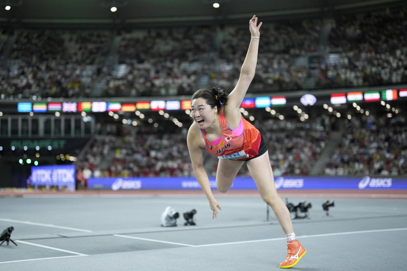 投てきを行う北口榛花（AP）