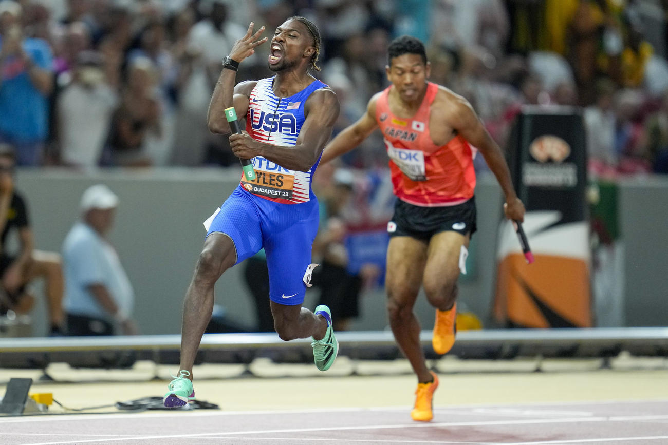 男子400メートルリレー決勝　ゴールする米国のノア・ライルズとサニブラウン（AP）