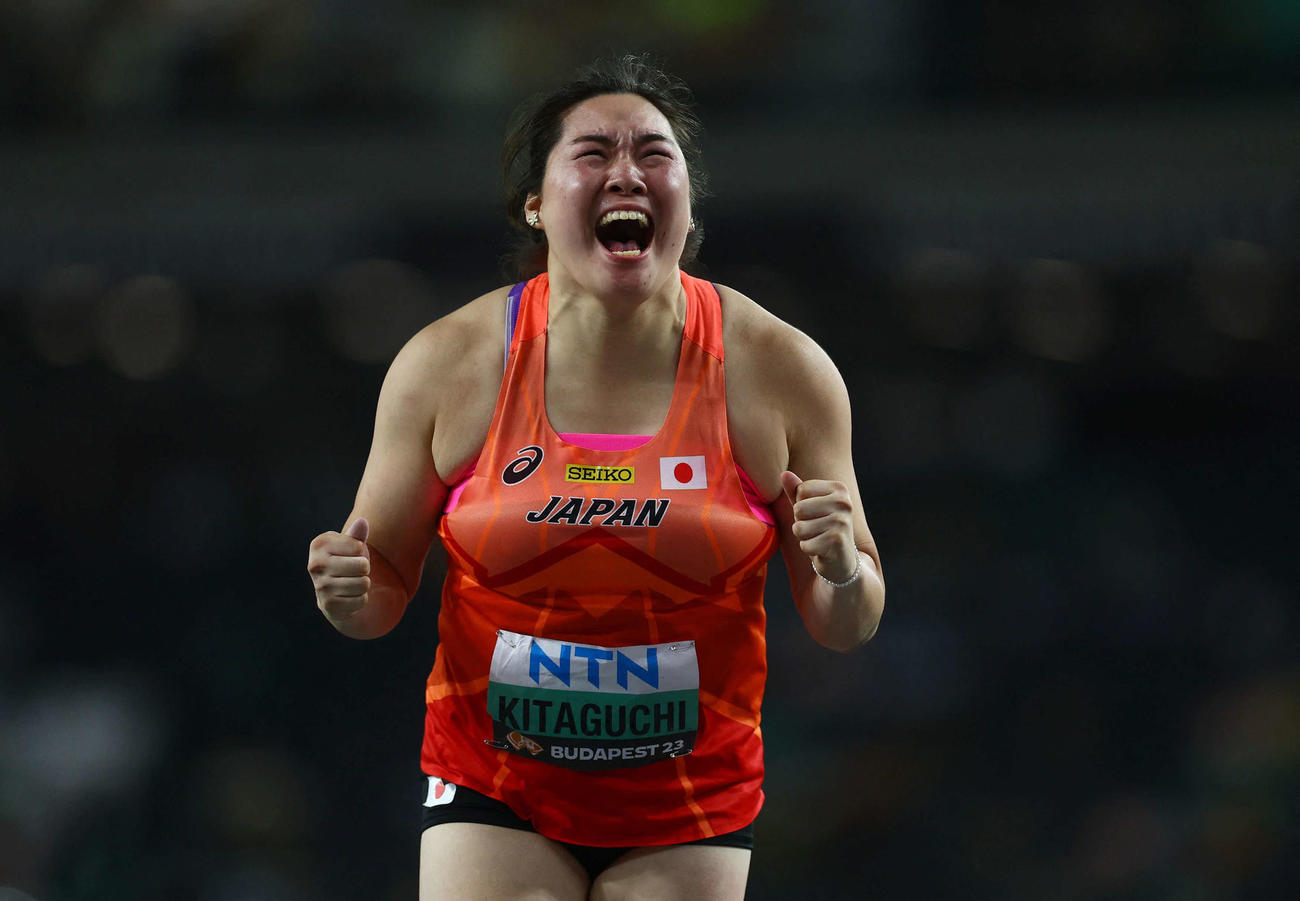 女子やり投げ決勝　6投目で66メートル73をマークし喜ぶ北口。金メダルを獲得した（ロイター）
