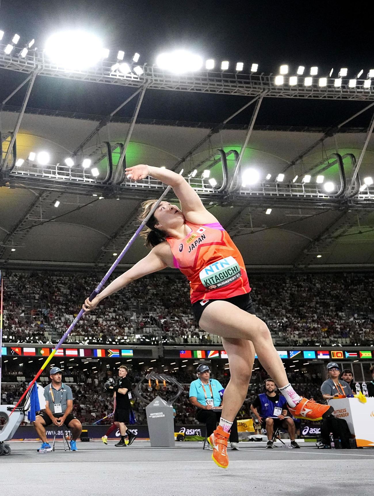 陸上の世界選手権女子やり投げ決勝で66メートル73をマークし金メダルを獲得した北口（共同）