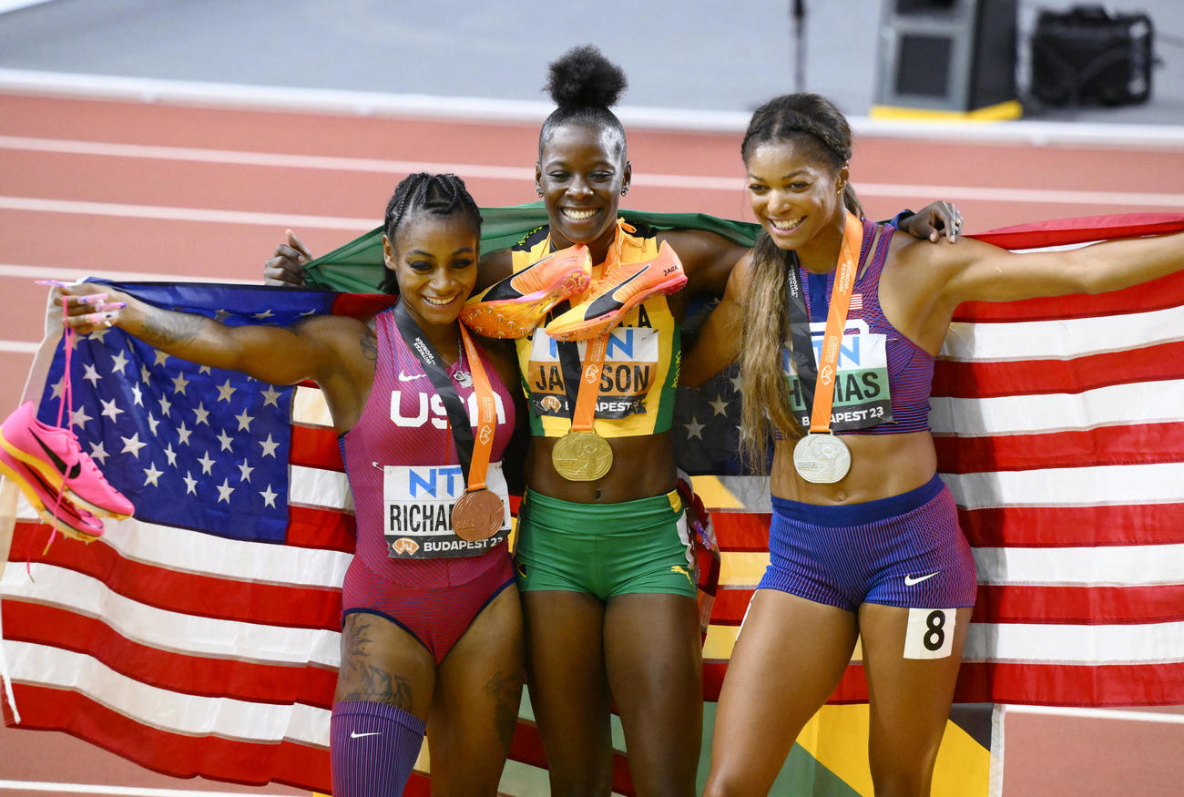 女子200メートルで優勝し笑顔を見せるジャクソン（中央）。21秒41の大会新記録で2連覇した（共同）