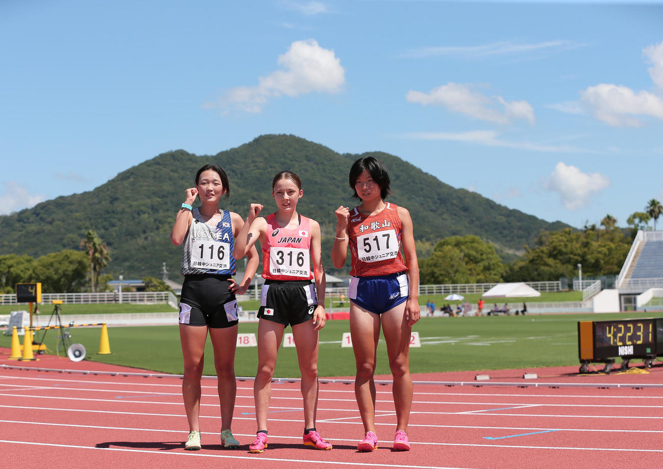 女子1500メートルで優勝したドルーリー朱瑛里（中央）（撮影・上山淳一）