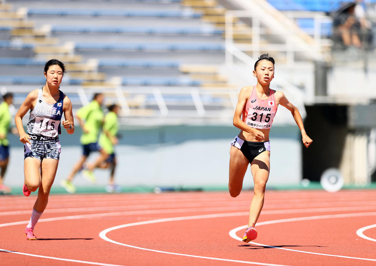女子800メートルで力走する久保凛（撮影・上山淳一）