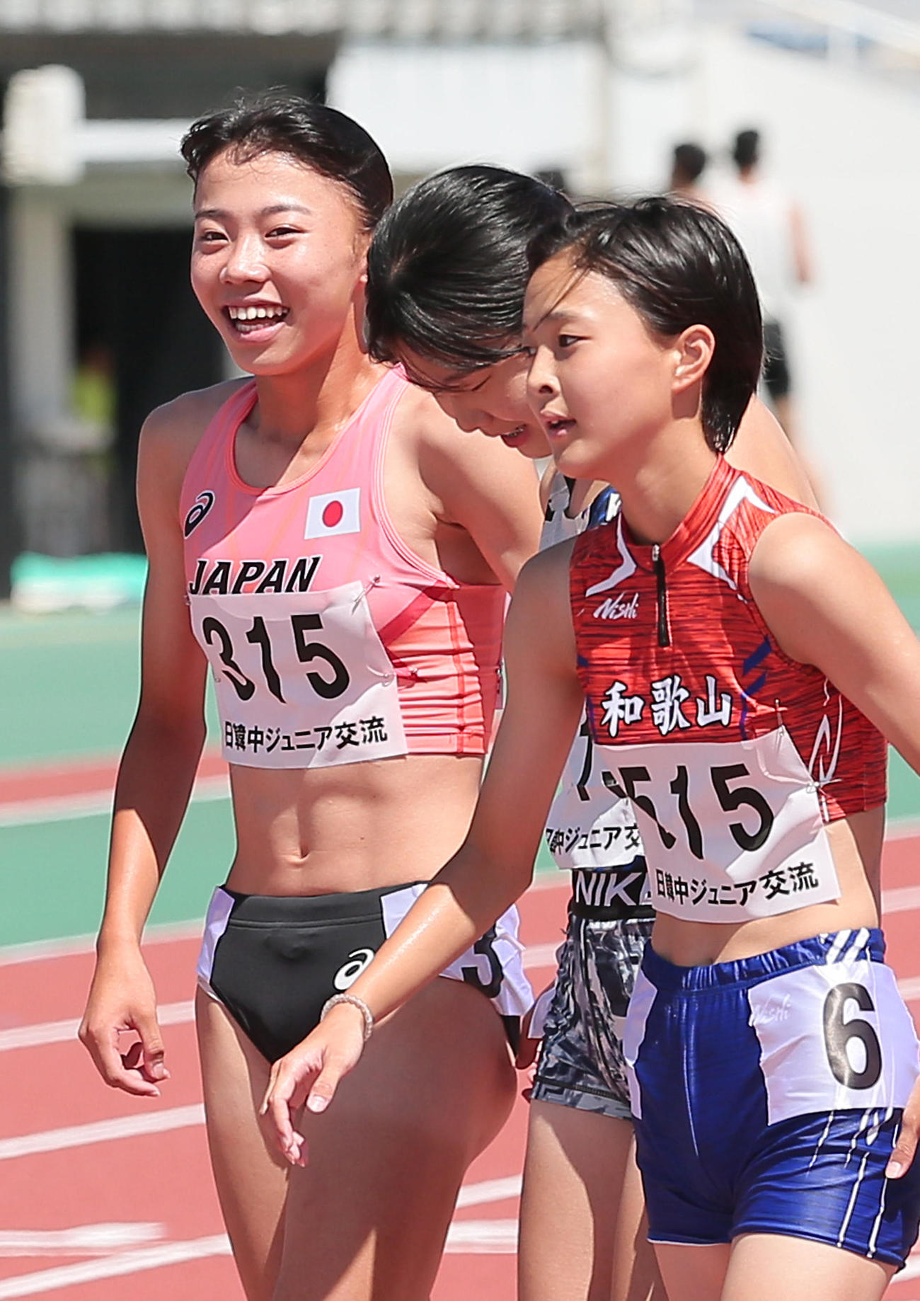 女子800メートルで優勝した久保（左）はレース後に笑顔を見せる（撮影・上山淳一）
