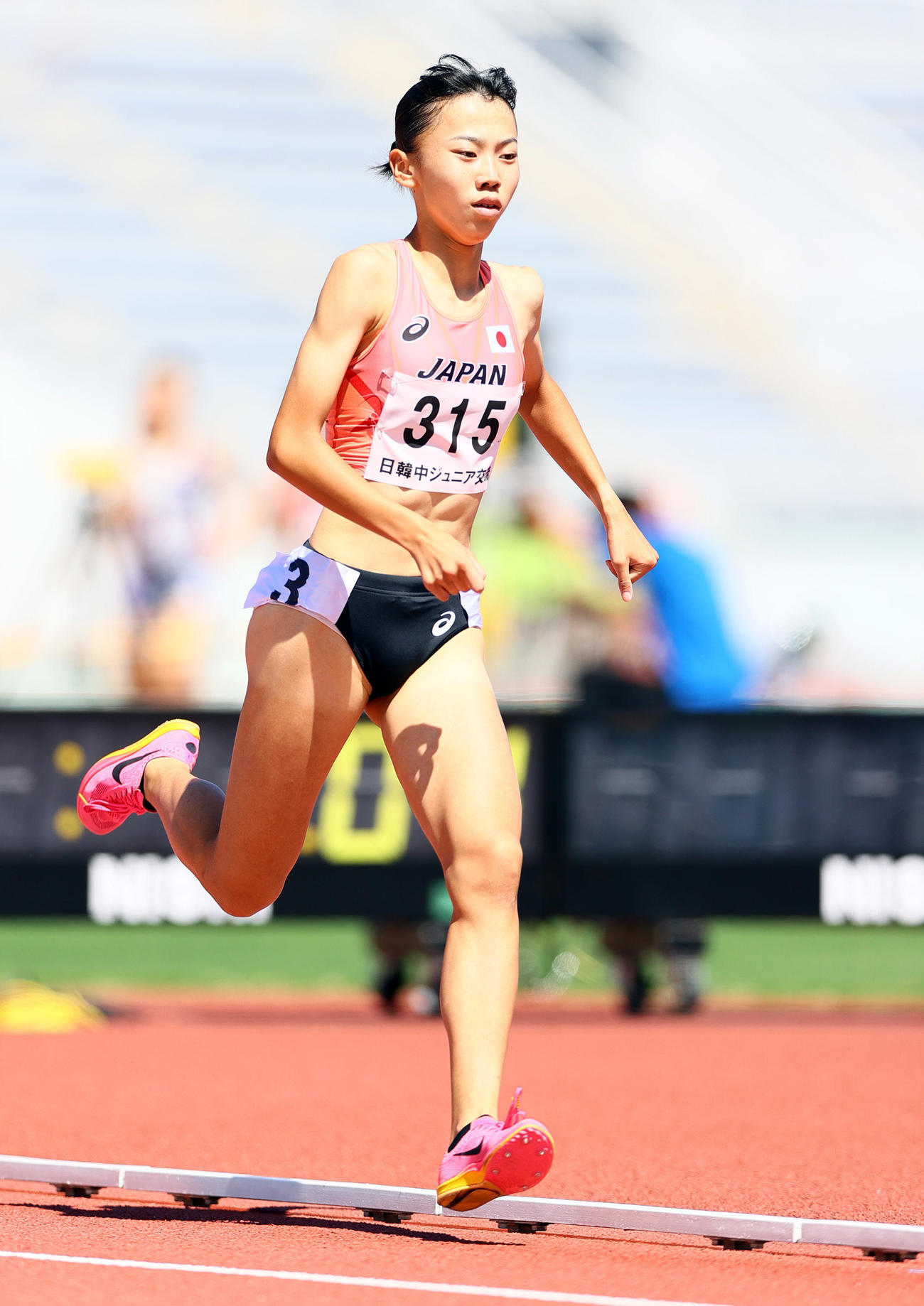 女子800メートルで力走する久保凛（撮影・上山淳一）