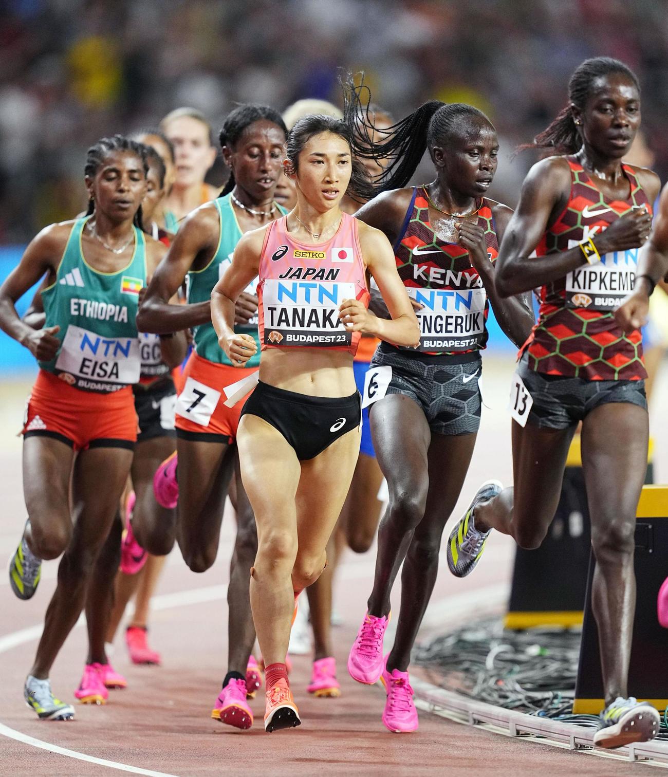 女子5000メートル決勝　力走する田中（中央）。8位入賞を果たした（共同）