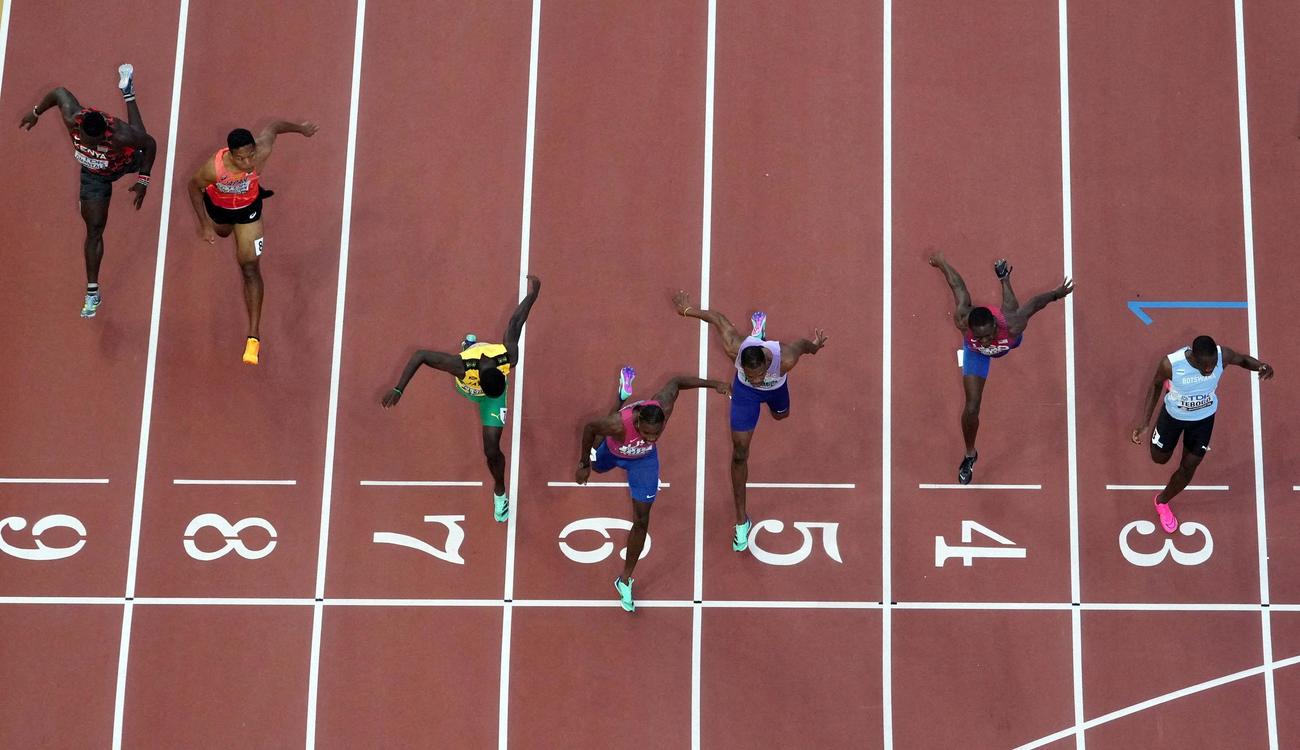 男子100m決勝で6位のサニブラウン（左から2人目）（ロイター）